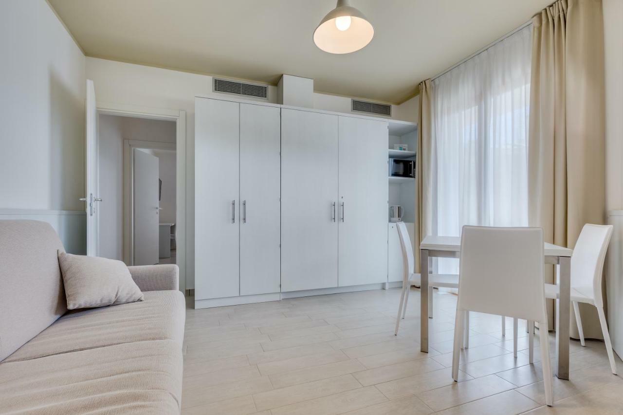 Apartaments Suites Ambassador Каорле Экстерьер фото