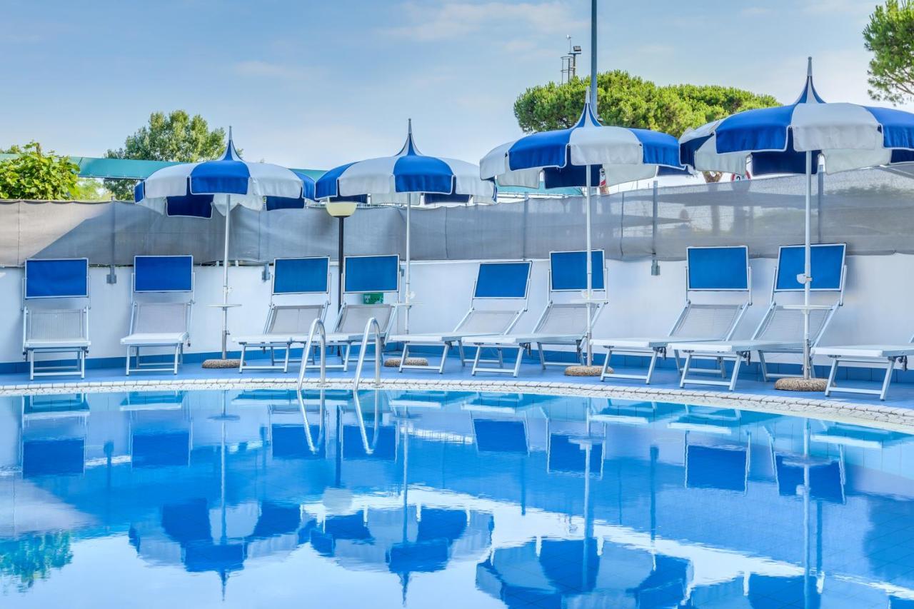 Apartaments Suites Ambassador Каорле Экстерьер фото